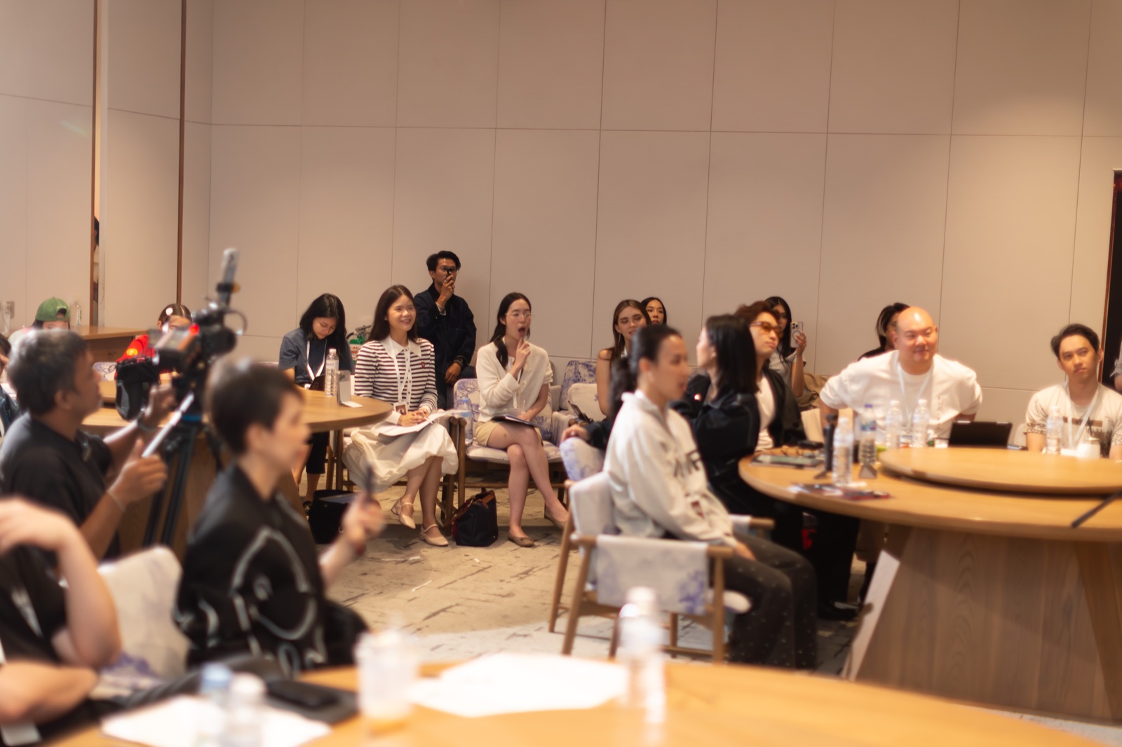 บรรยากาศผู้เข้าร่วมและทีมถ่ายทำภายใน Workshop