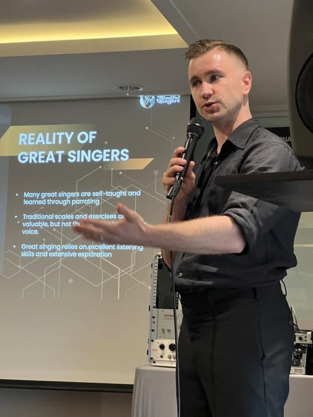 วิทยากรกำลังนำเสนอภายในกิจกรรม The Mindful Singer’s Technique
