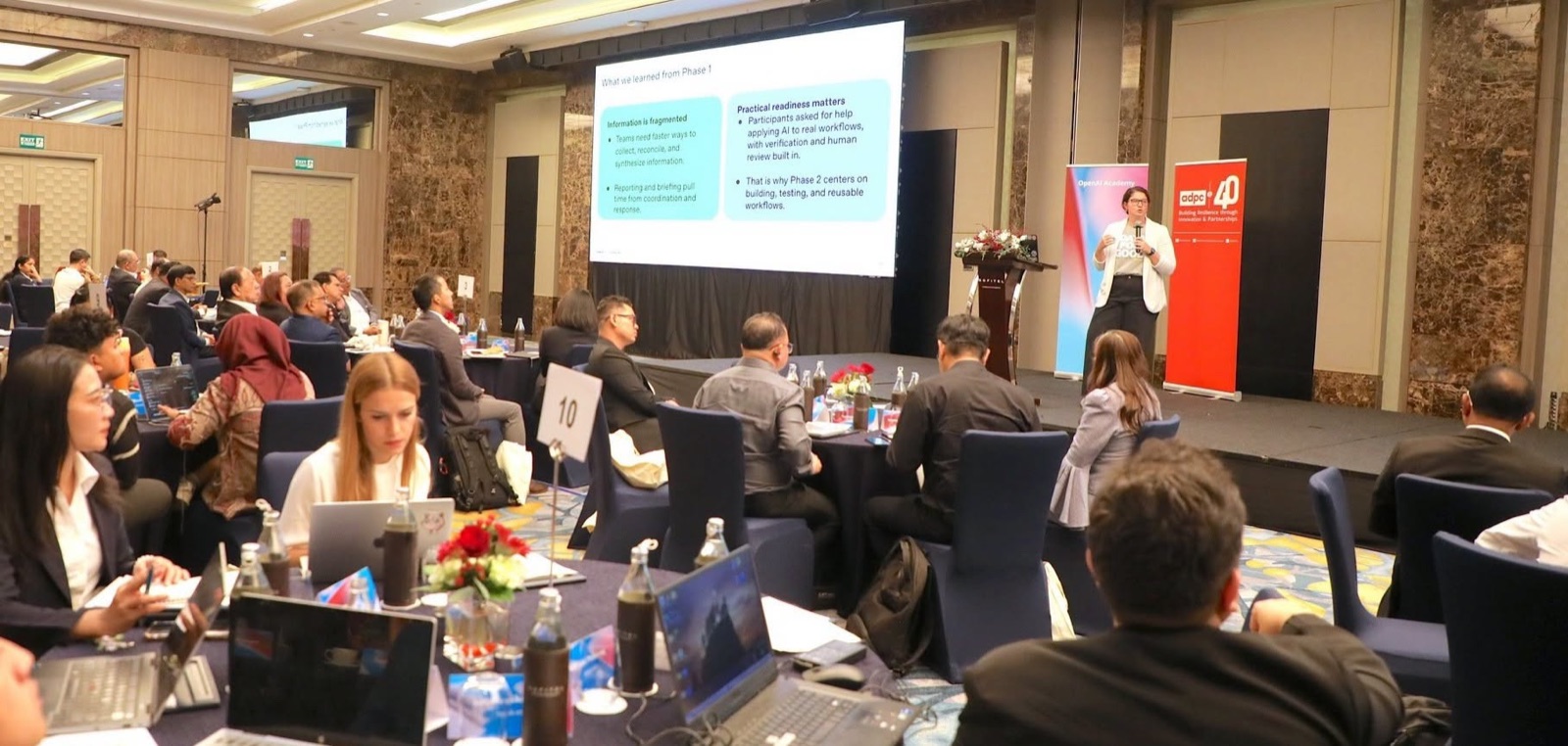บรรยากาศการนำเสนอภายในห้องกิจกรรม AI Skills Jam