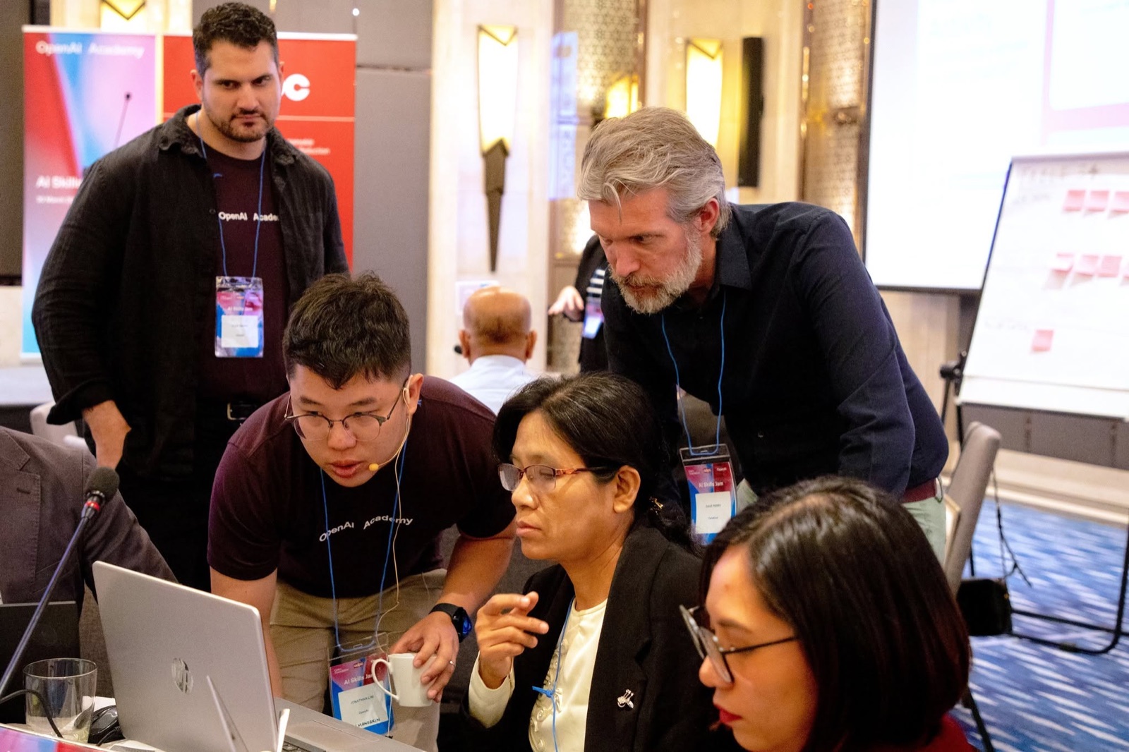 ผู้เข้าร่วมทำกิจกรรมเชิงปฏิบัติการในงาน AI Skills Jam
