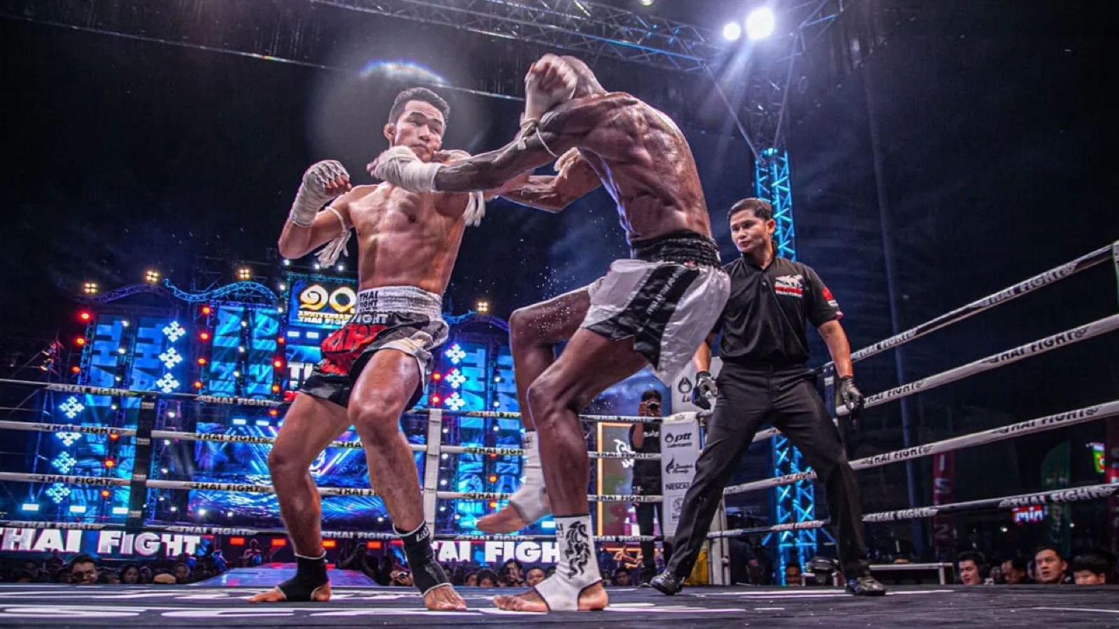 การแข่งขันมวยไทยบนเวที THAI FIGHT