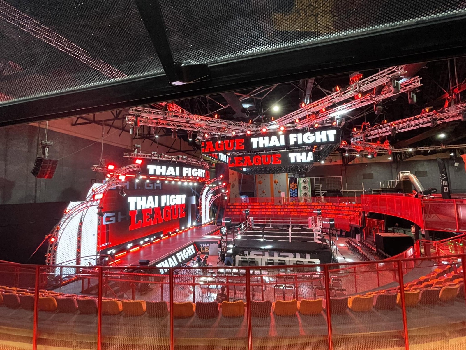 เวทีสีแดงของการแข่งขัน THAI FIGHT LEAGUE