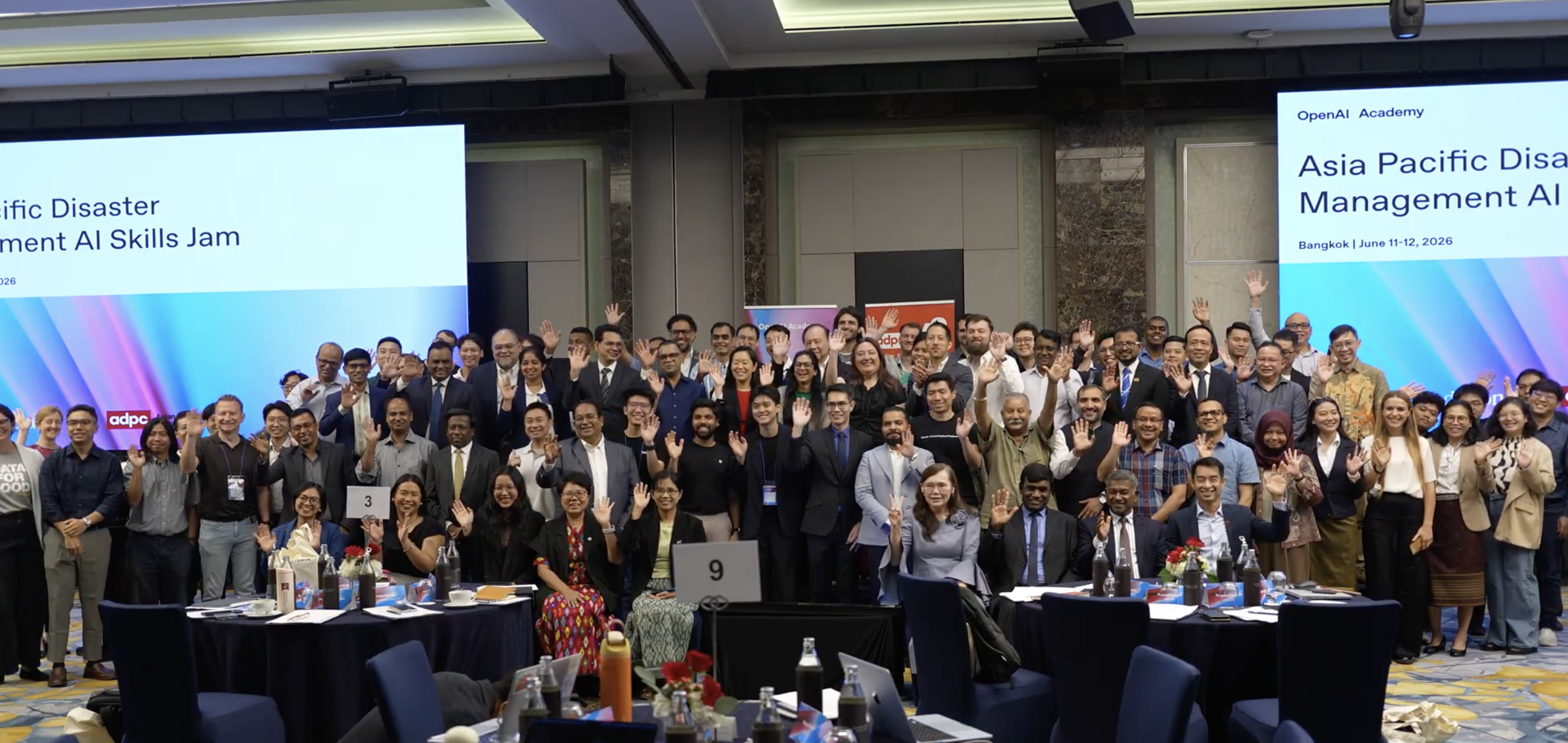 ผู้เข้าร่วมกิจกรรม OpenAI AI Skills Jam for Disaster Management Professionals ในกรุงเทพฯ